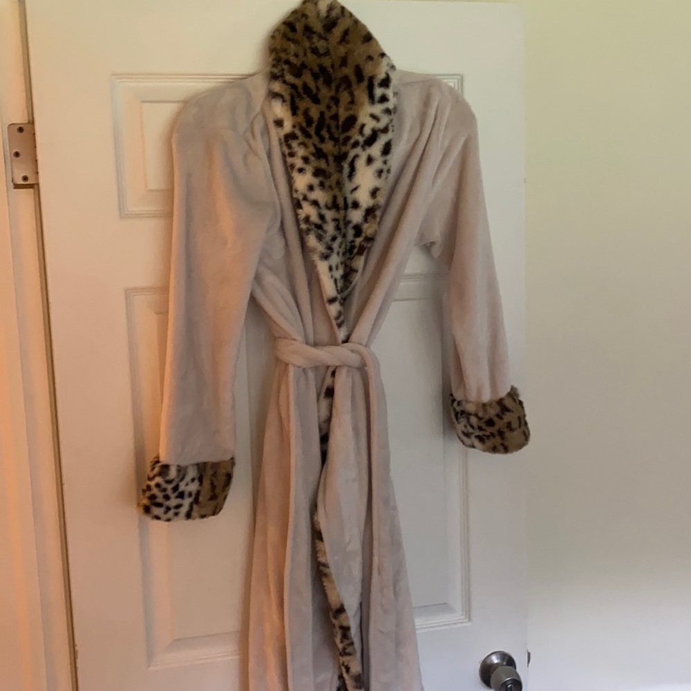 Cozy Leopard Robe